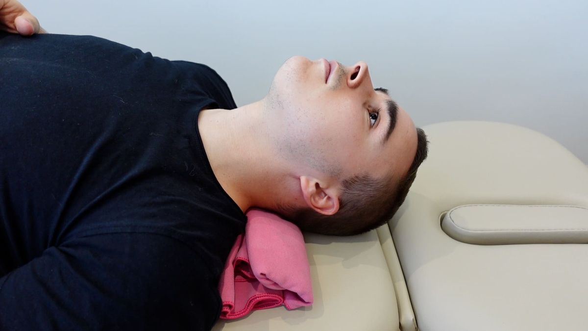 Mobilisation active cervicale en flexion / extension, décubitus latéral
