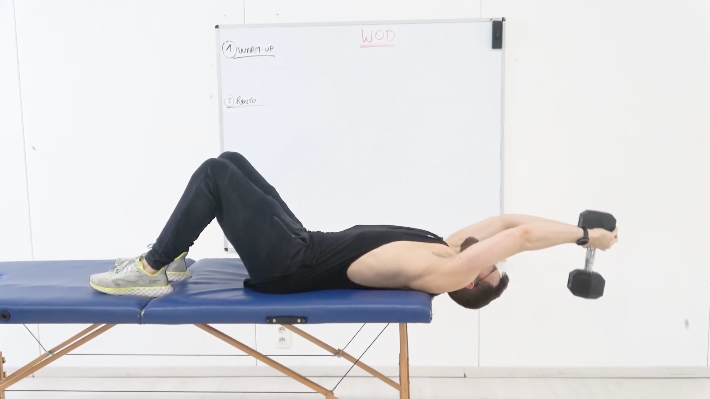 Extension thoracique avec poids au-dessus de la tête