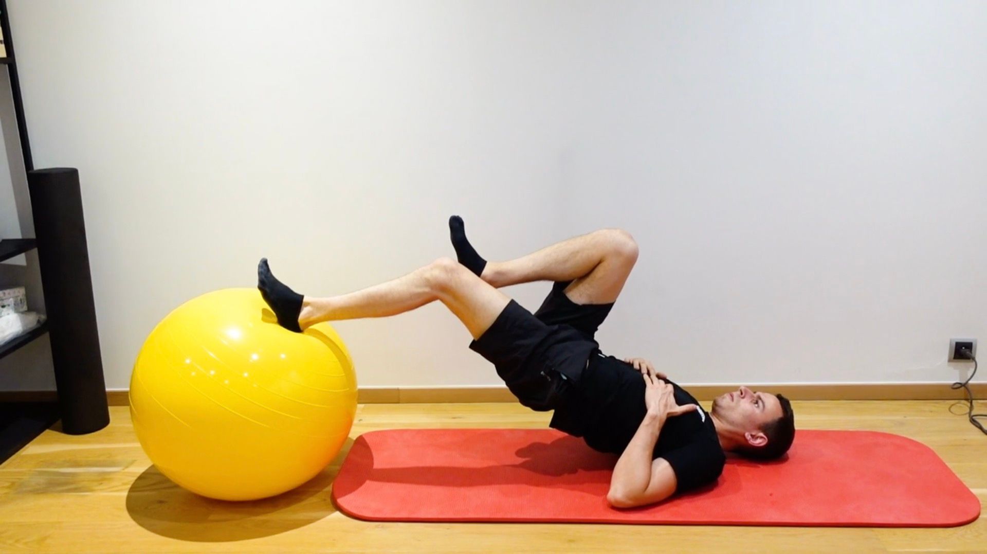 Pont fessier unipodal sur SwissBall, vue 1