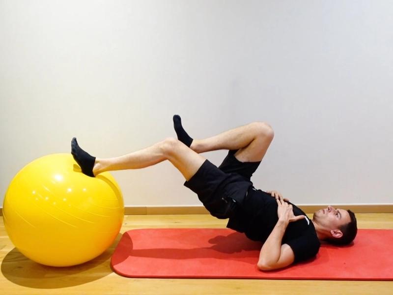 Pont fessier unipodal sur SwissBall, vue 1