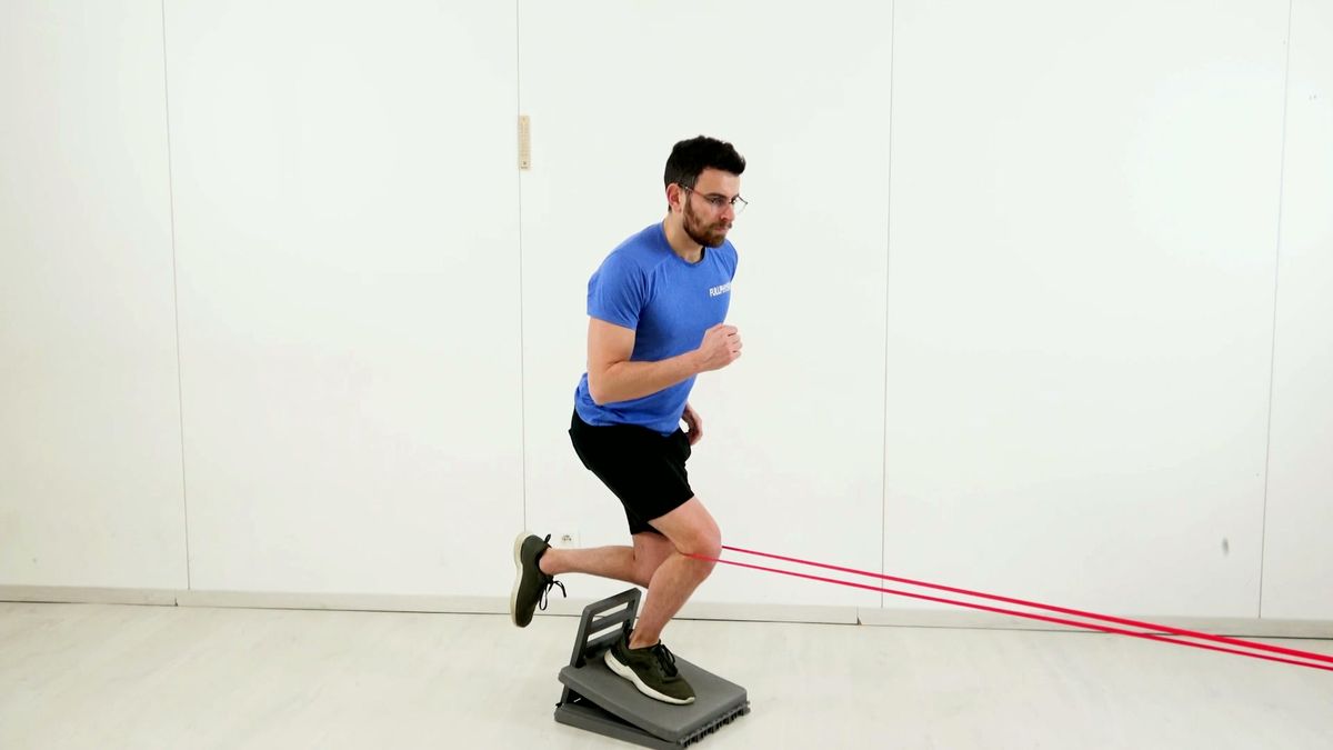 Flexion-extension du genou avec élastique sur plan incliné