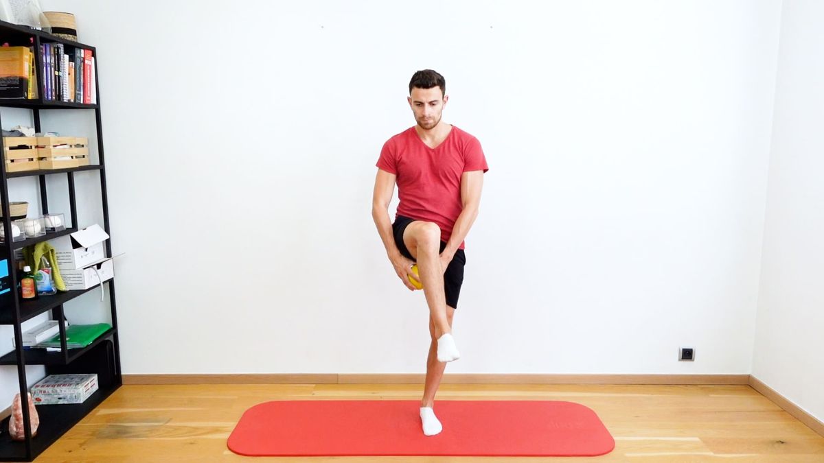 Équilibre unipodale avec balle sous la jambe