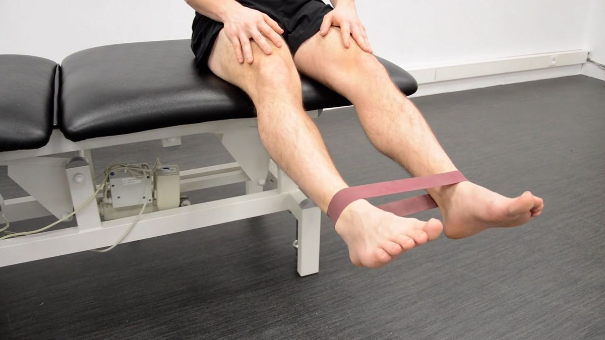 Flexion excentrique du genou à l'élastique, assis