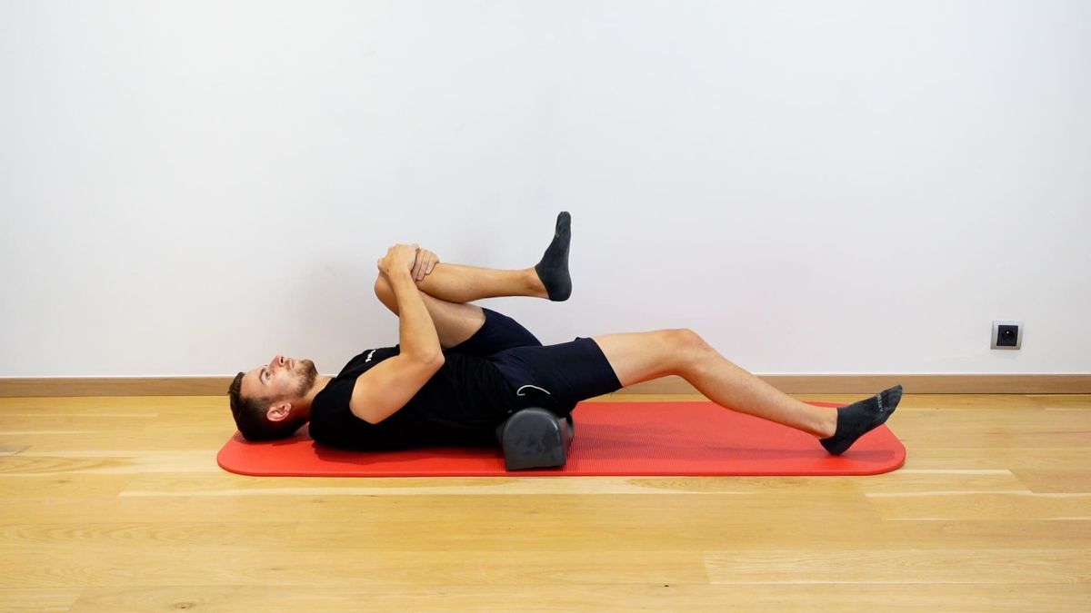 Autoétirement de l'ilio-psoas en couché dorsal sur rouleau