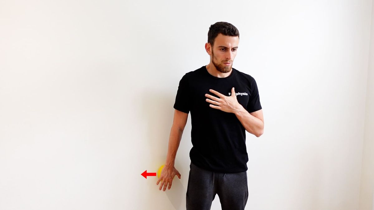 Extension d'épaule isométrique contre un mur avec balle