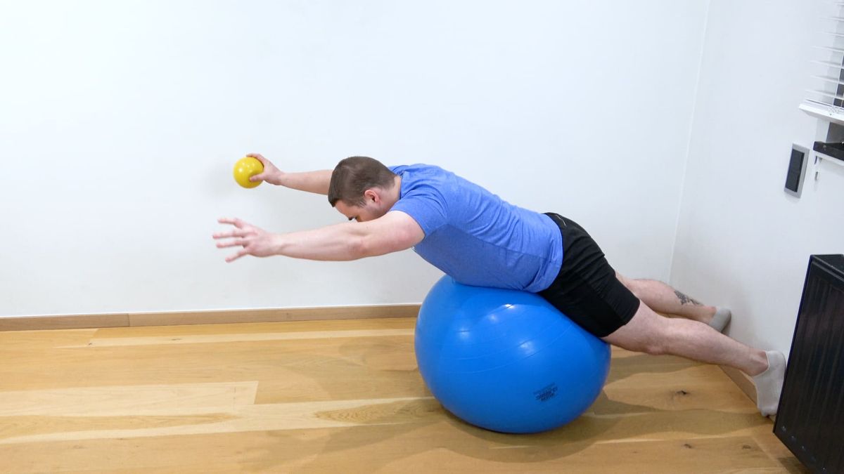 Renforcement lombaire sur SwissBall avec passe d'une balle
