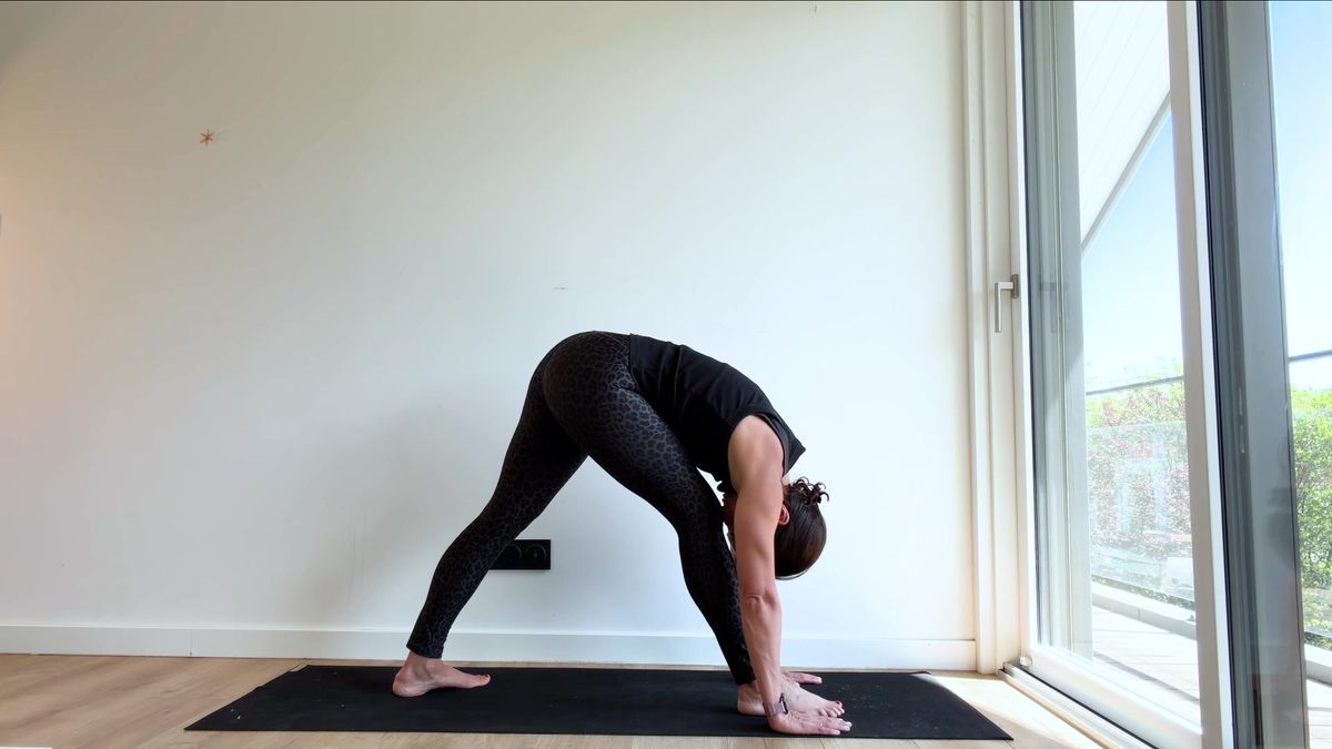 Étirement de la chaine postérieure debout (posture de la pyramide)