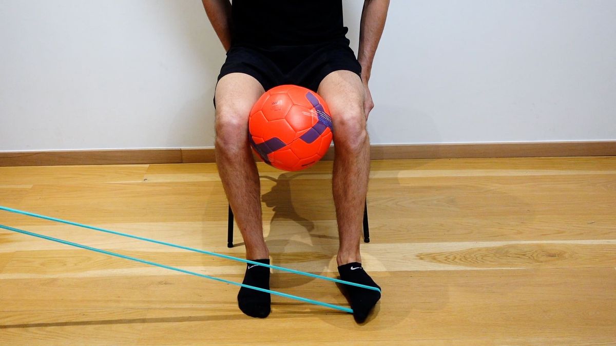 Renforcement ABD / pronateurs cheville avec ballon entre les genoux