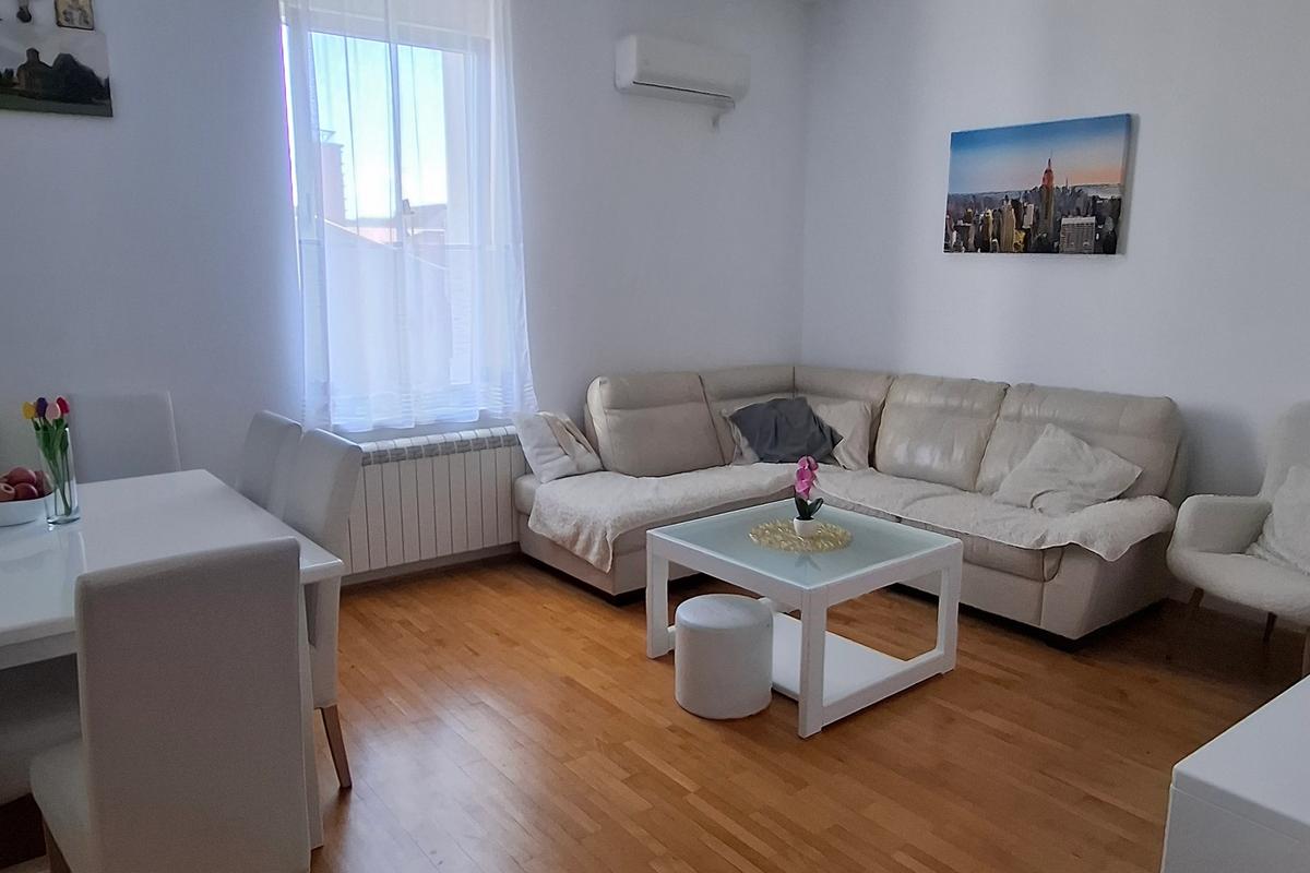 Salonski stan u centru Valjeva, 3 m visine plafona, lift, parking – 150.000 €