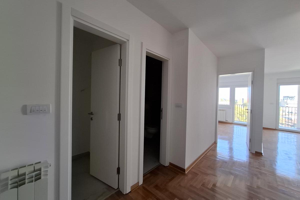 Svetao i funkcionalan stan u novogradnji u centru grada – 63 m²