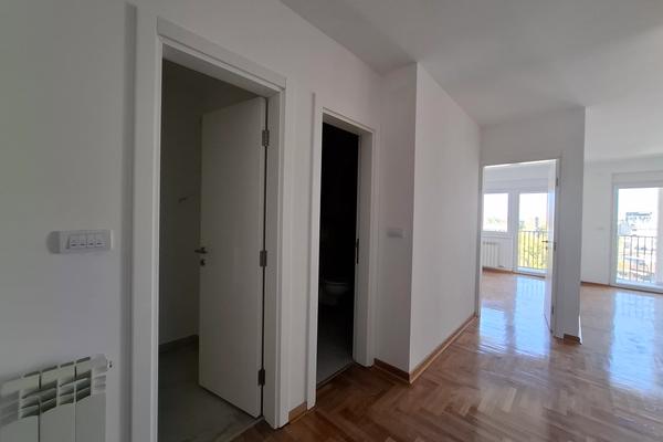 Svetao i funkcionalan stan u novogradnji u centru grada – 63 m²