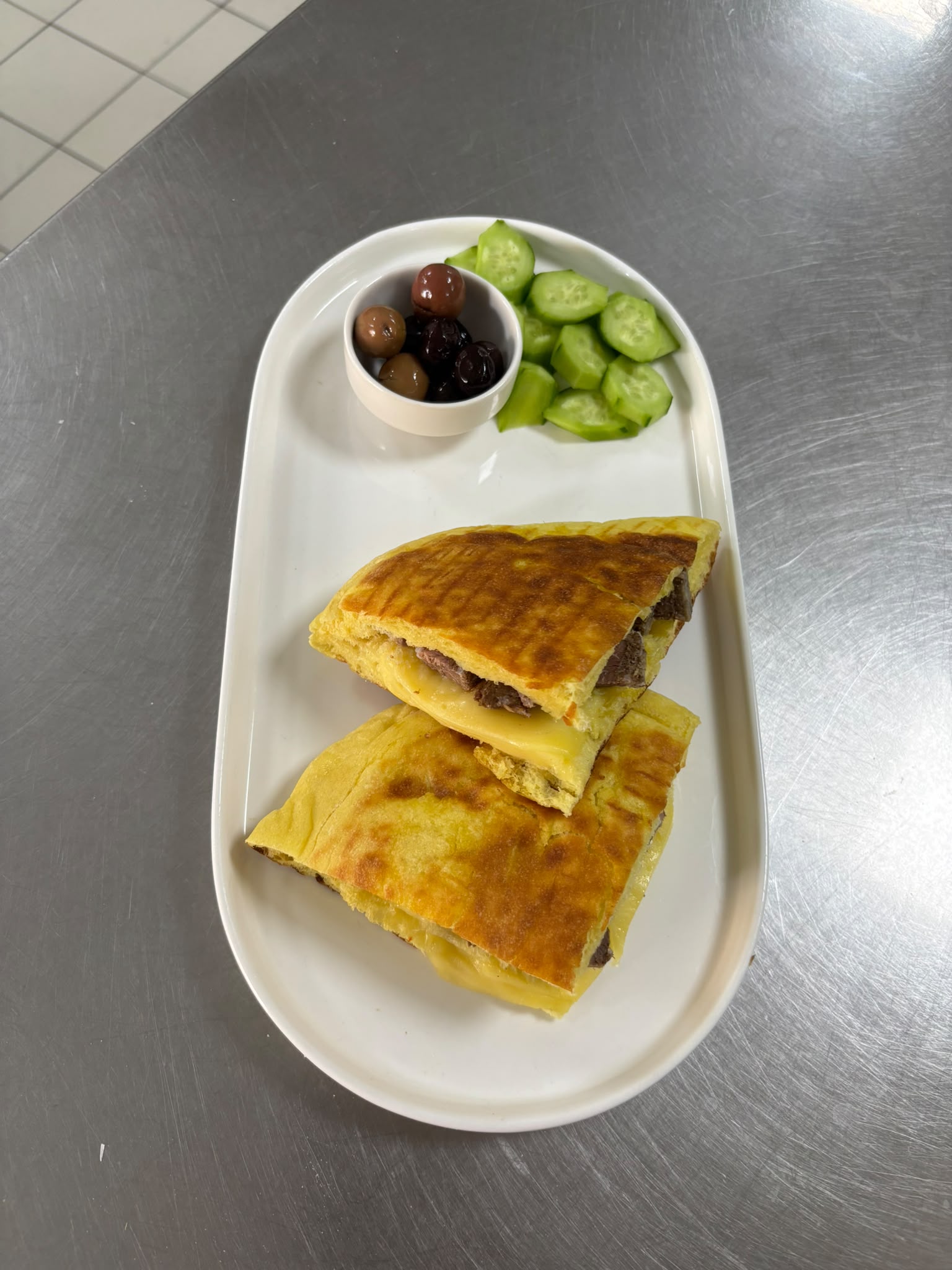 Happy Bazlama Kavurmalı Kaşarlı Tost
