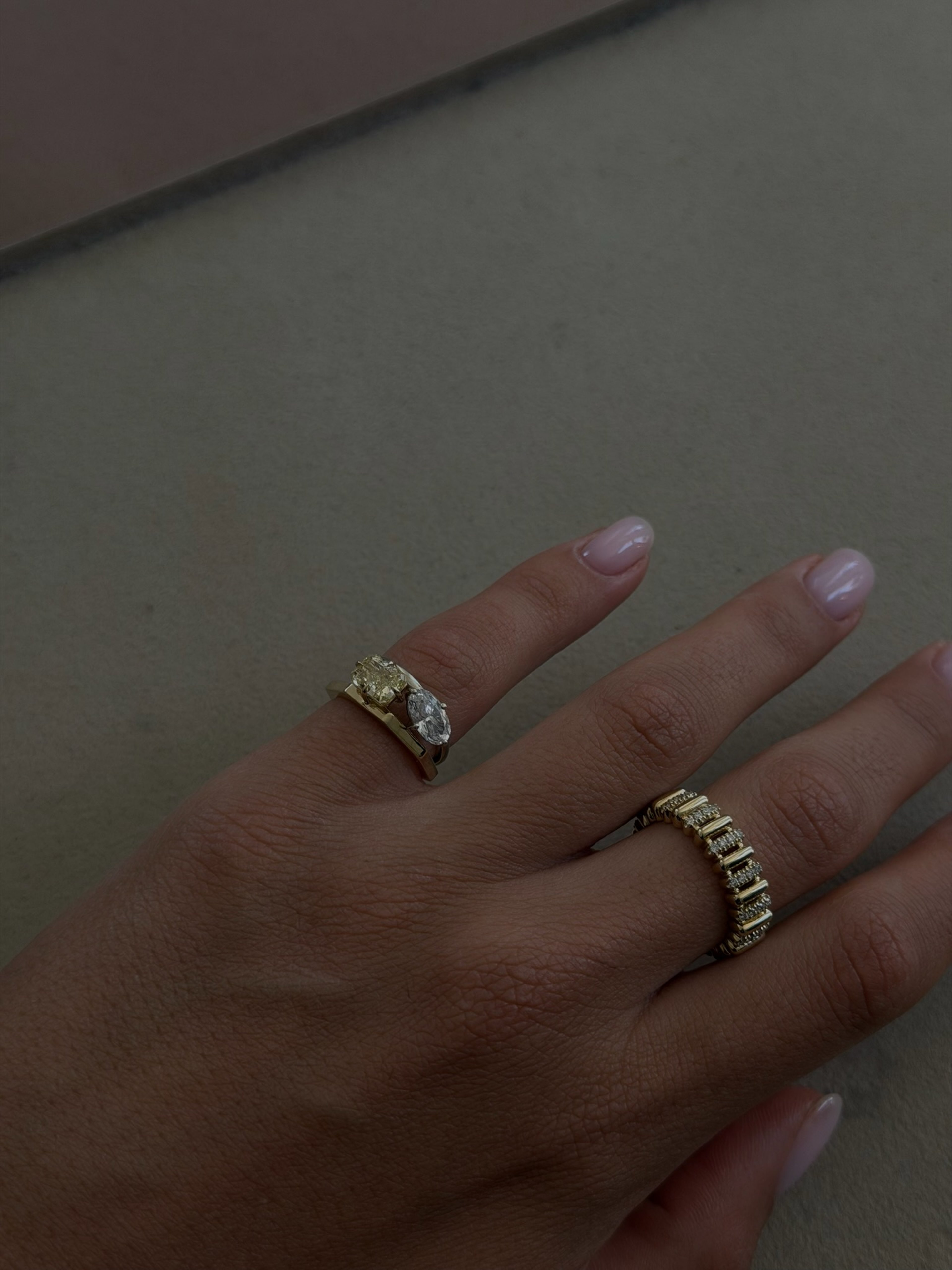 Floating Ovalisa Ring