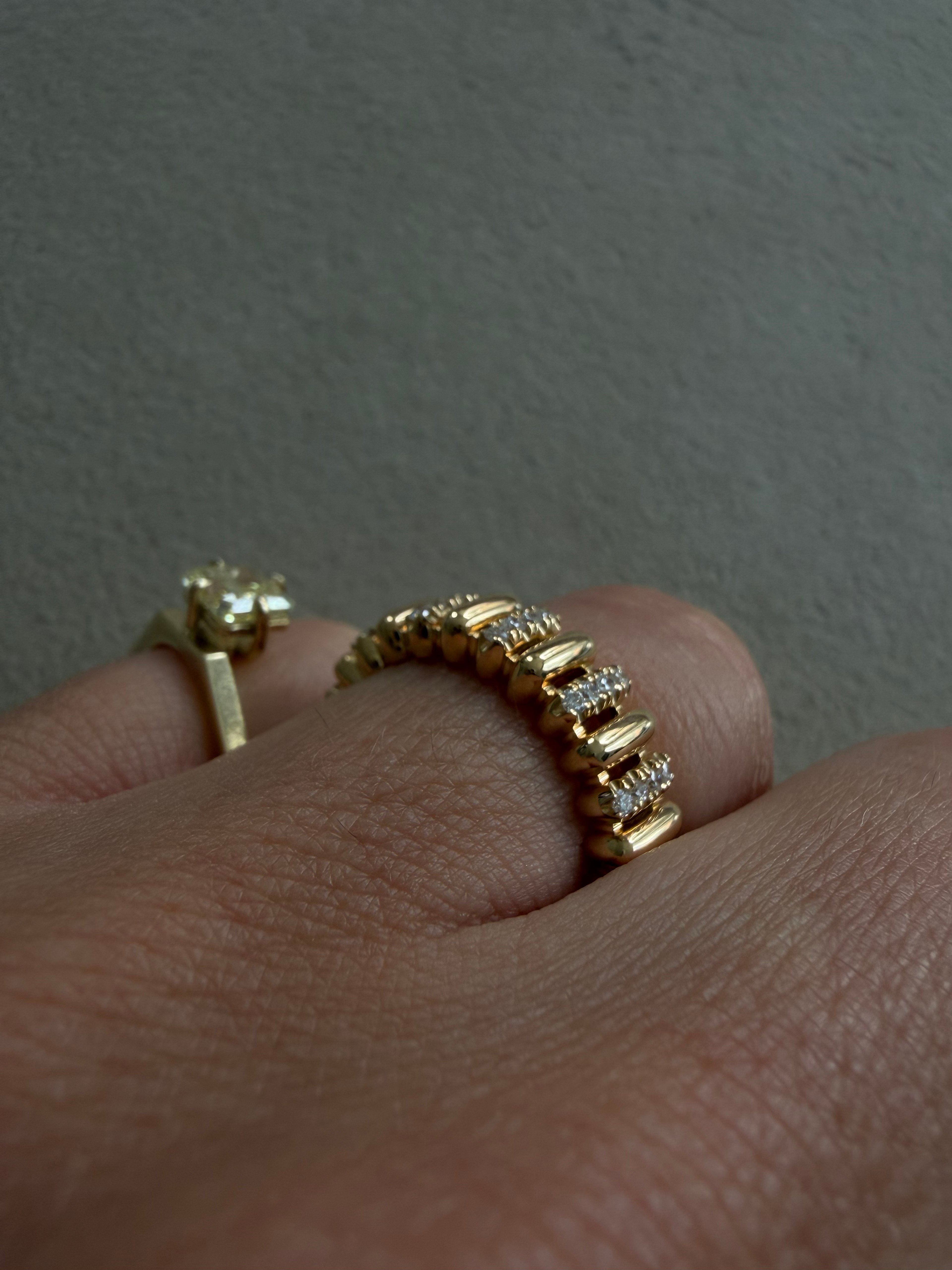 Ribbed Diamond Band