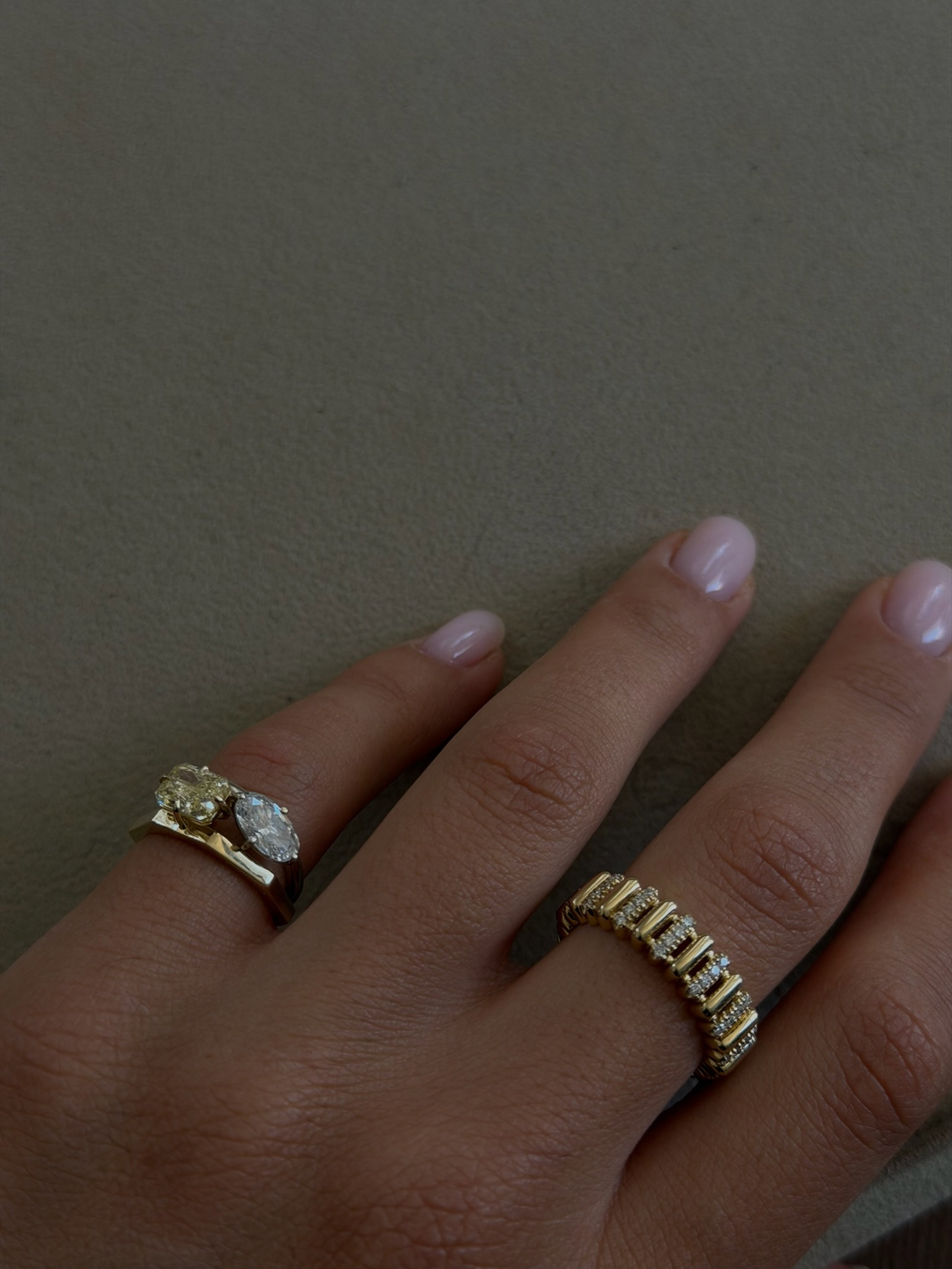 Floating Ovalisa Ring