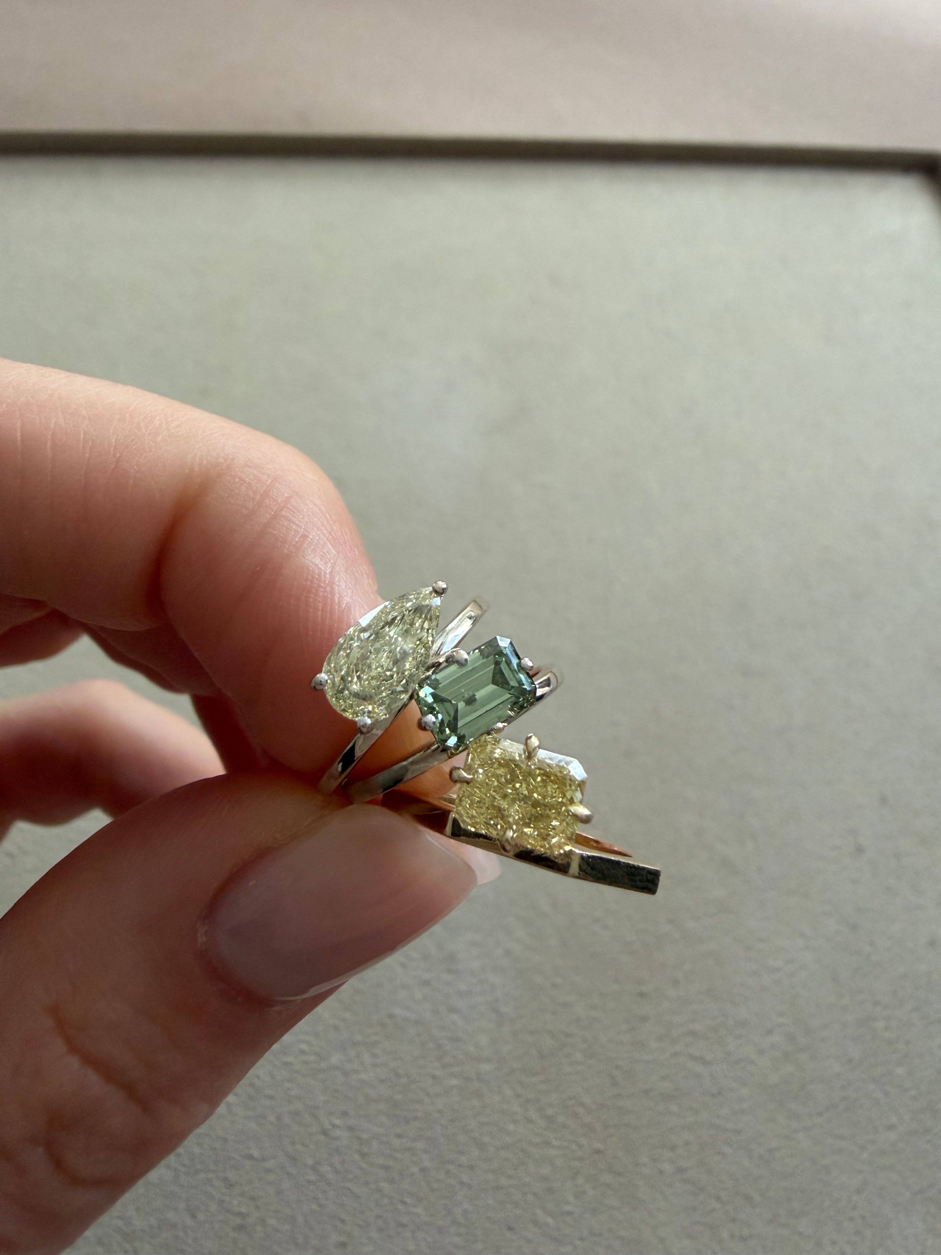 Floating Ovalisa Ring