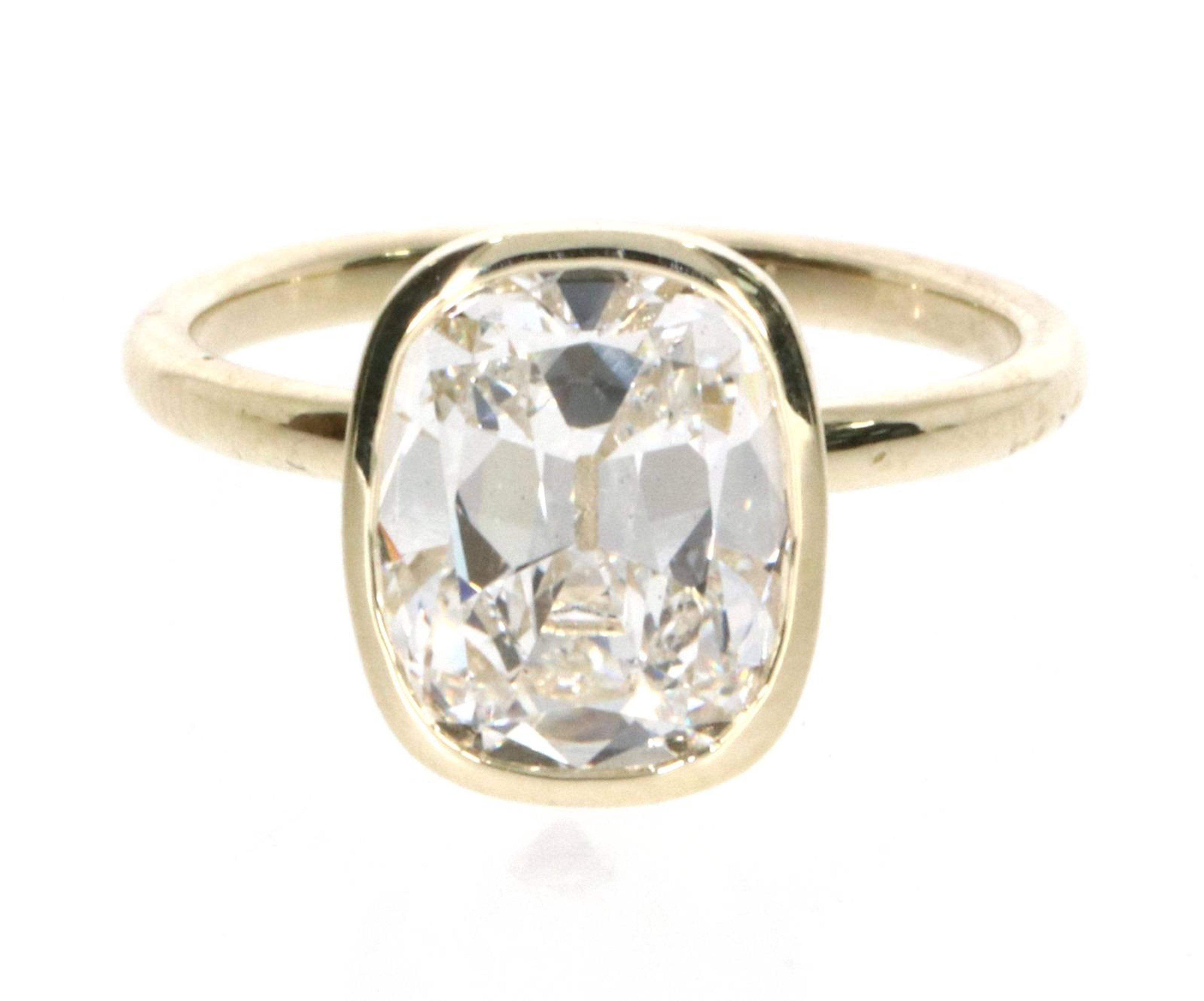 Cushion Bezel Ring in 18k yellow gold