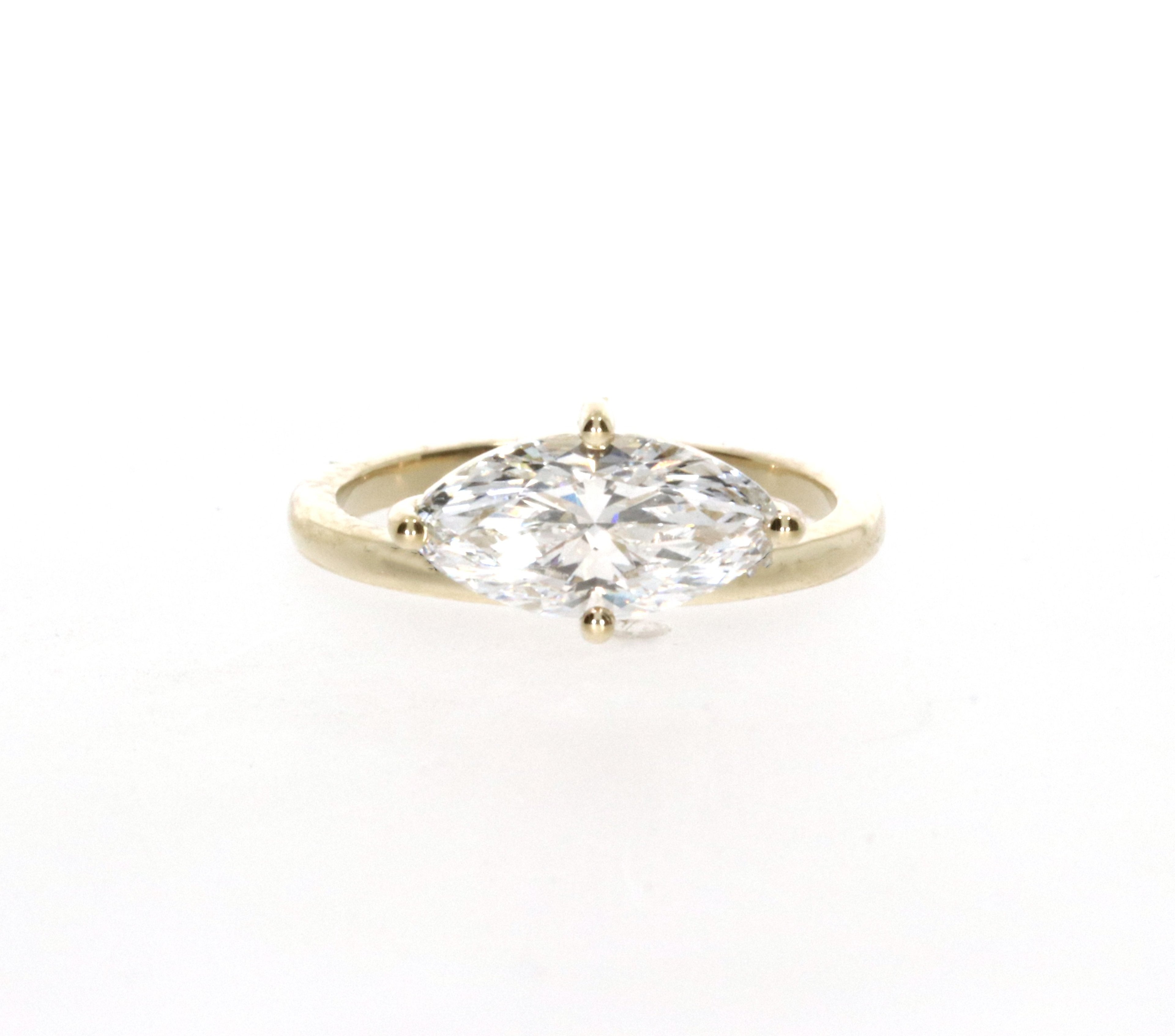 Floating Ovalisa Ring