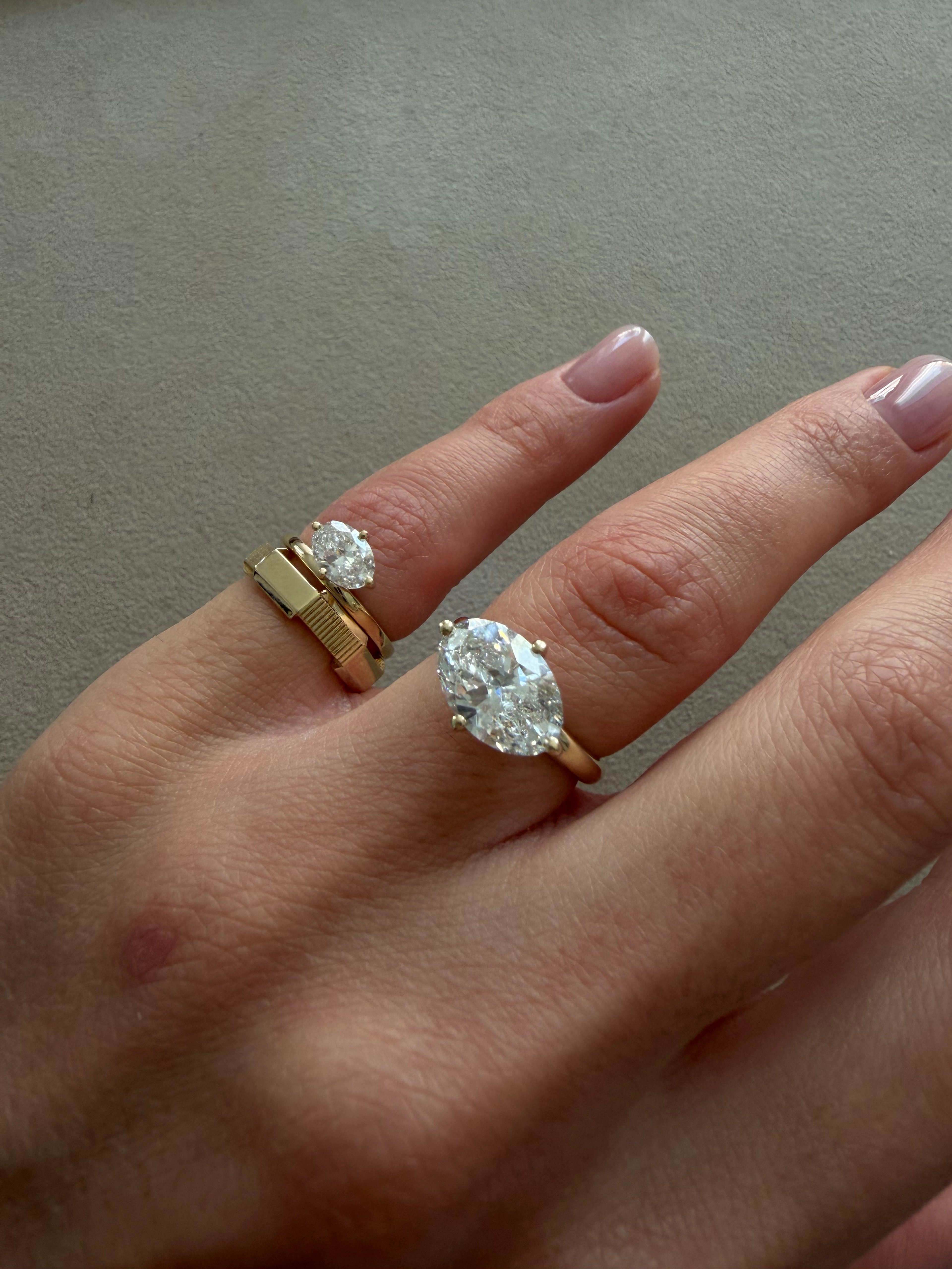 Floating Ovalisa Ring