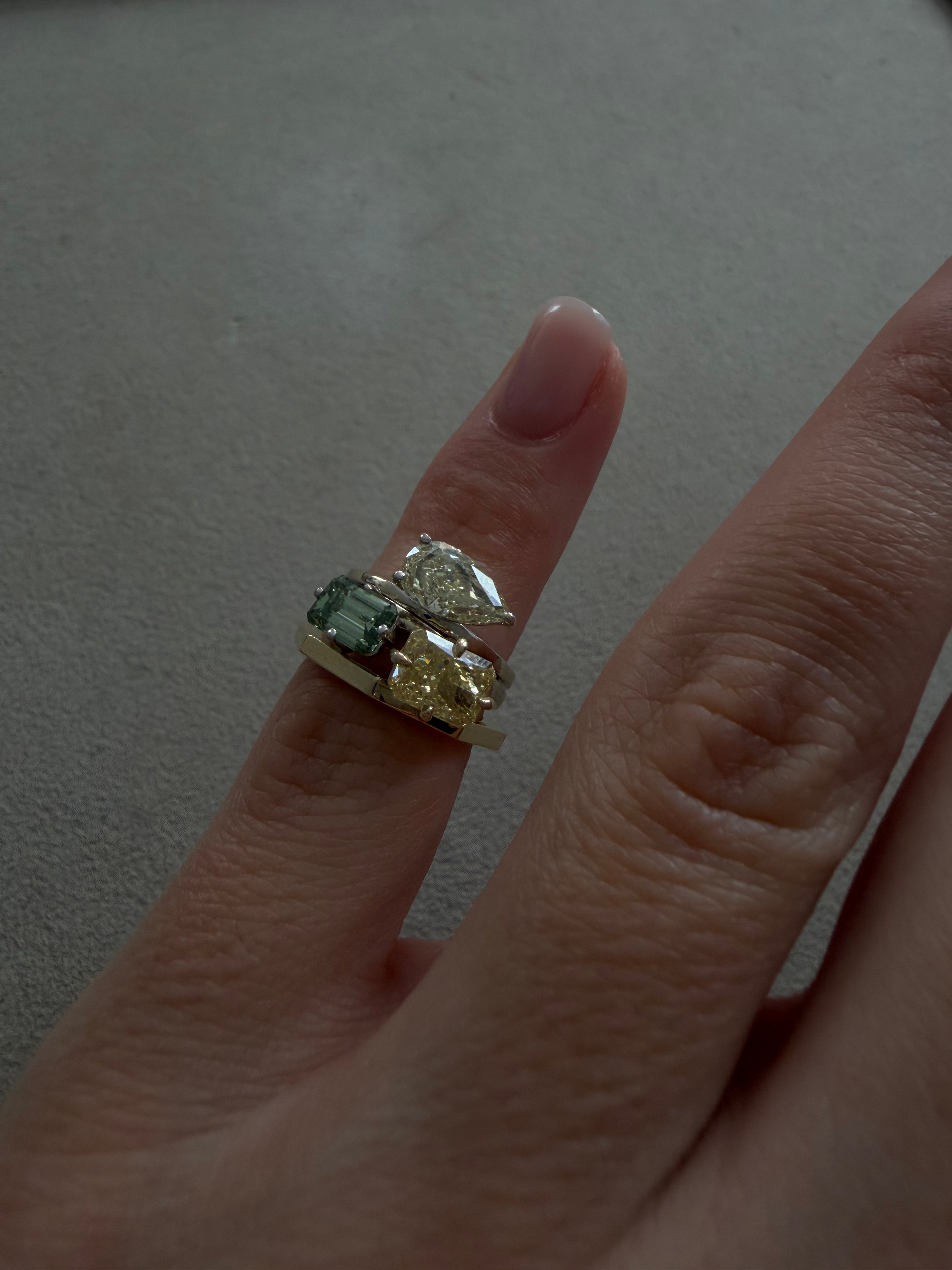 Floating Ovalisa Ring