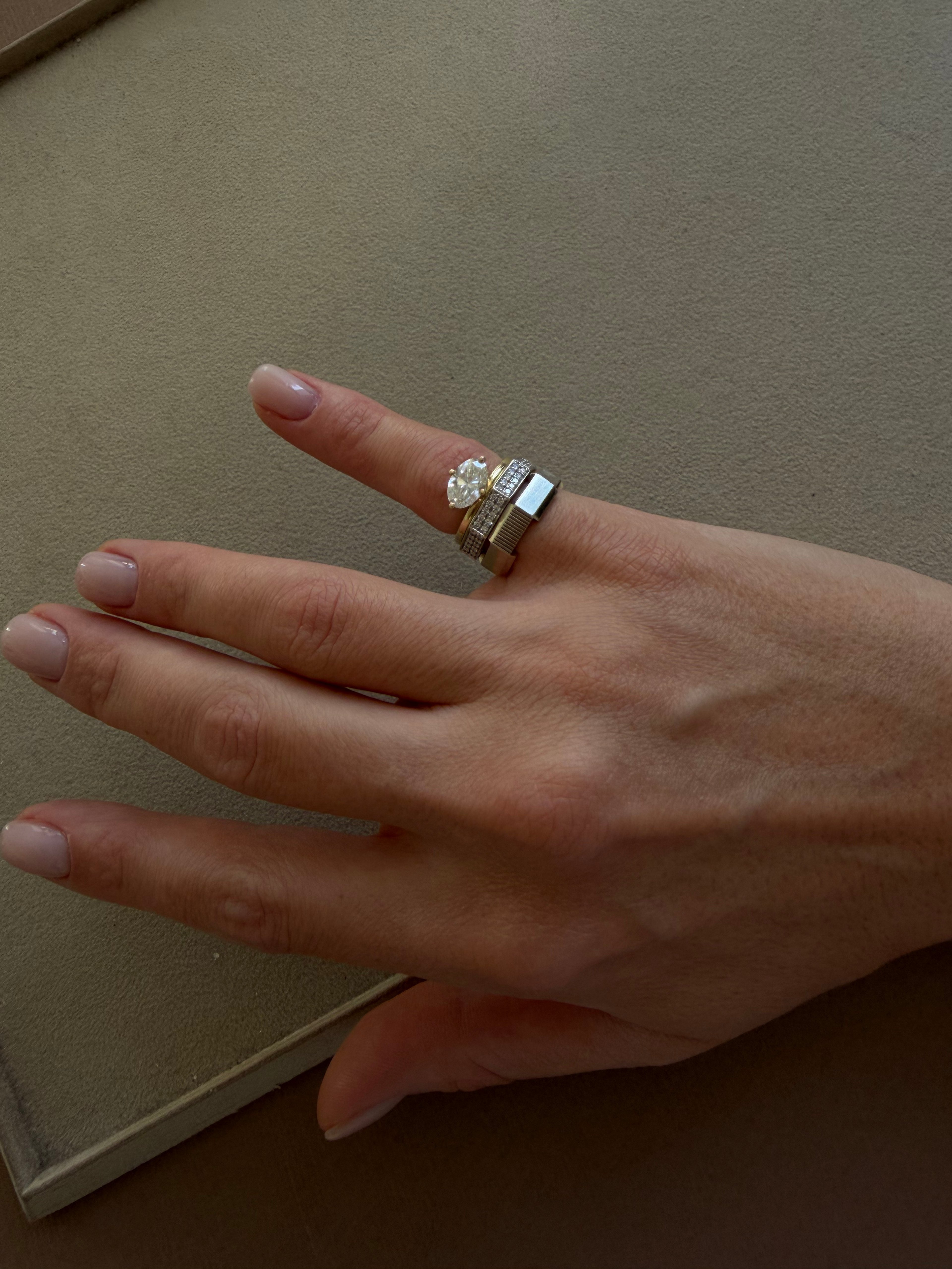 Floating Ovalisa Ring