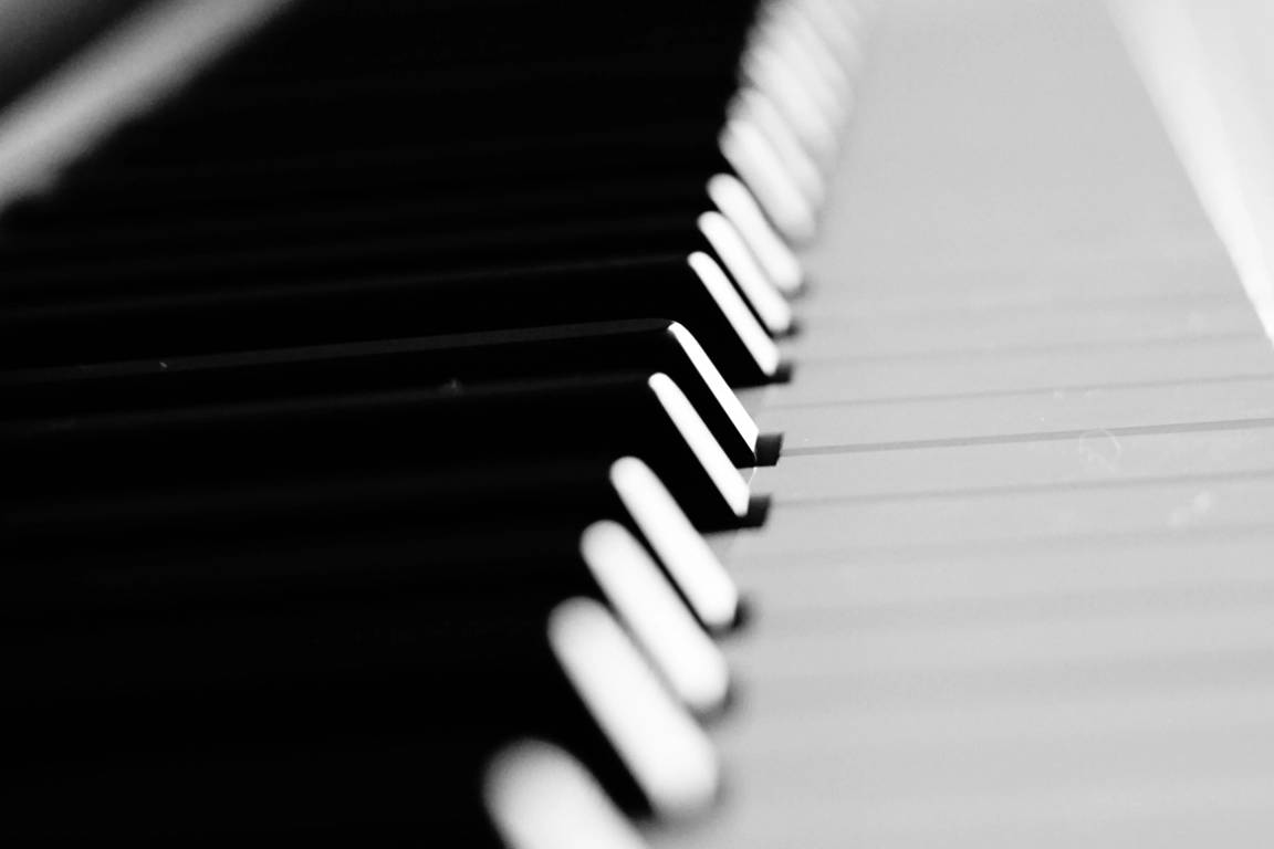 Zig-zagging piano keys, focusing on C#