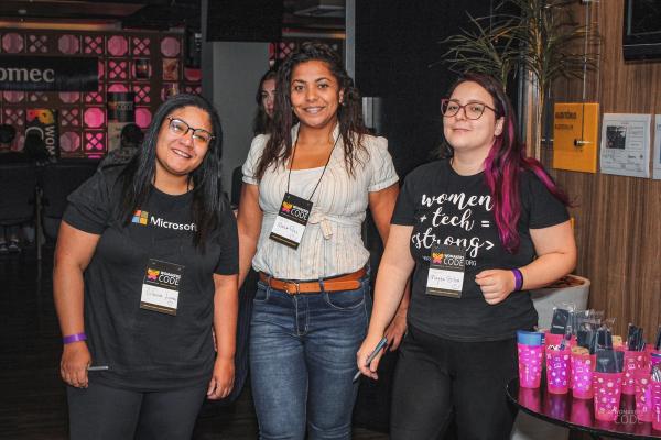 Mulheres sorrindo em um evento