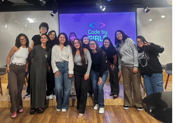 mulheres sorrindo, e posando para foto, encontro presencial