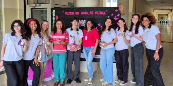 Embaixadoras universitárias em ação do outubro rosa do ano 2025