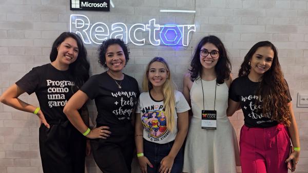 Mulheres embaixadoras da WoMakersCode sorrindo para a foto