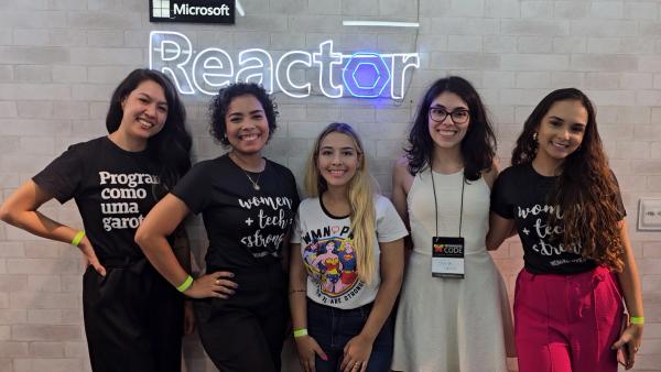 Mulheres embaixadoras da WoMakersCode sorrindo para a foto
