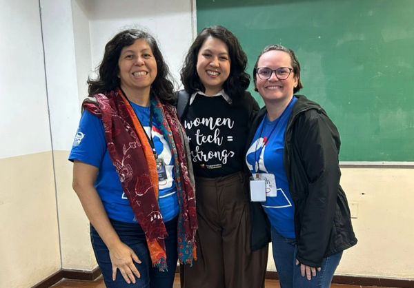 3 mulheres lado a lado, sorrindo