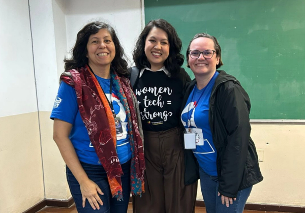 3 mulheres lado a lado, sorrindo