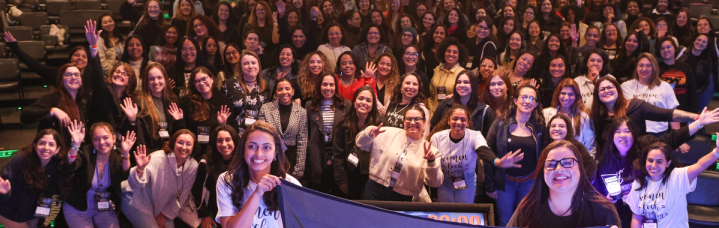 mulheres reunidas em evento da womakerscode