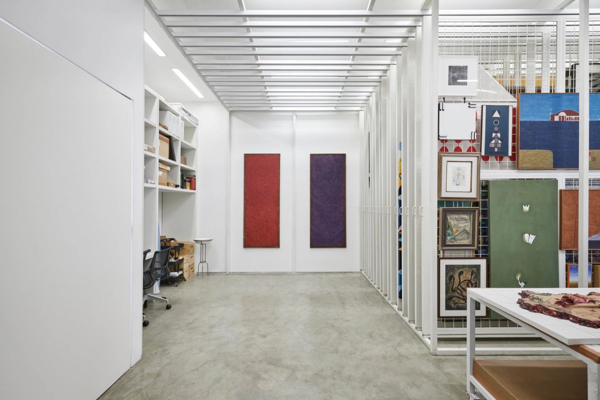 Sala do acervo da FLEXA, com traineis
