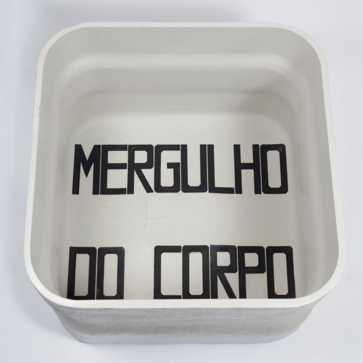 Hélio Oiticica — B 47 Bólide caixa 22 – Mergulho do corpo, 1967