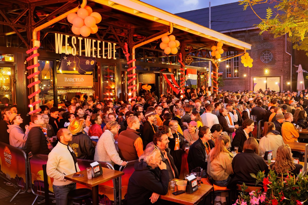wk kijken bij westweelde op het terras van Het Restaurant