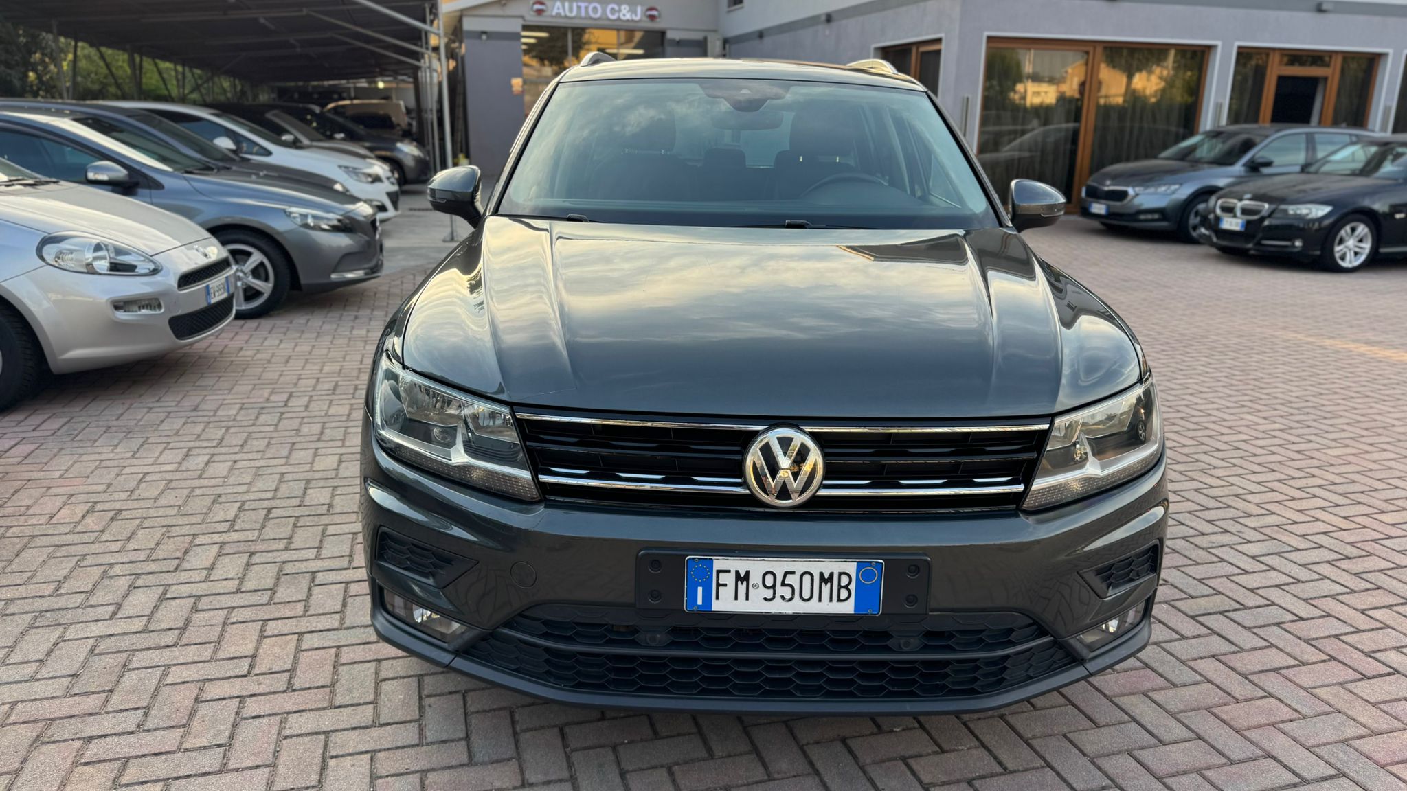 VOLKSWAGEN TIGUAN