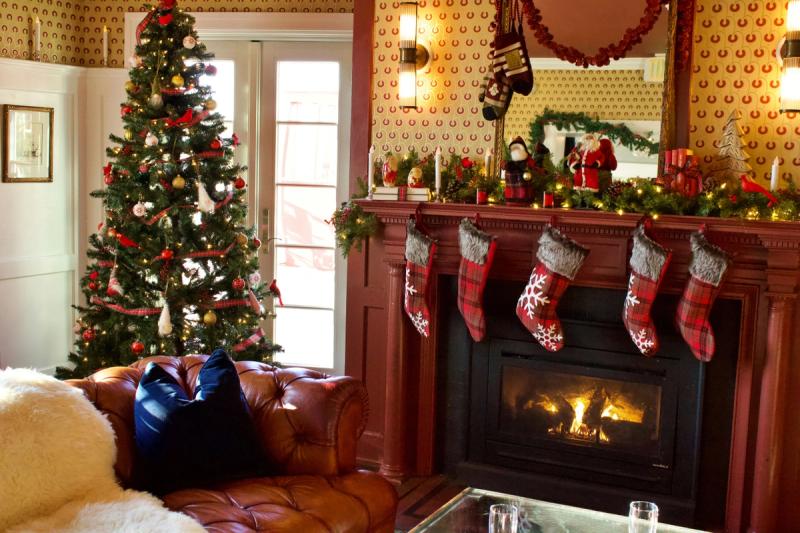 Classic Living Room Christmas Decor