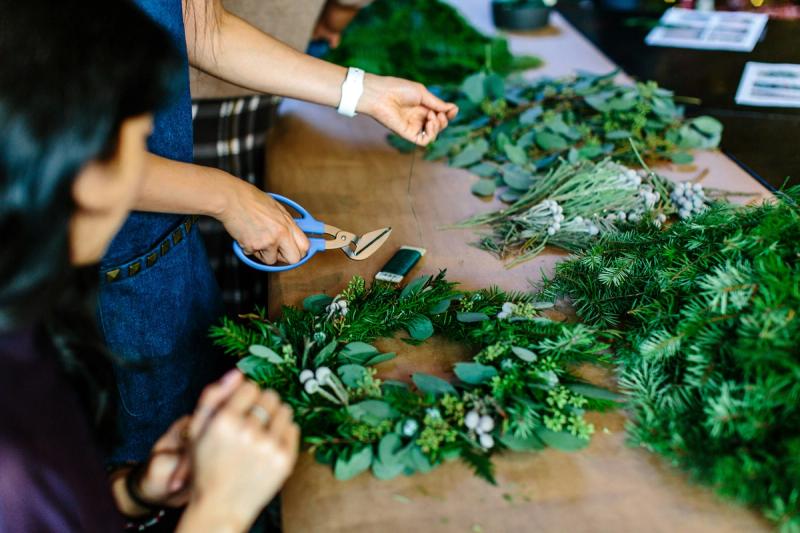 Christmas Wreaths DIY: How to Make a Christmas Wreath