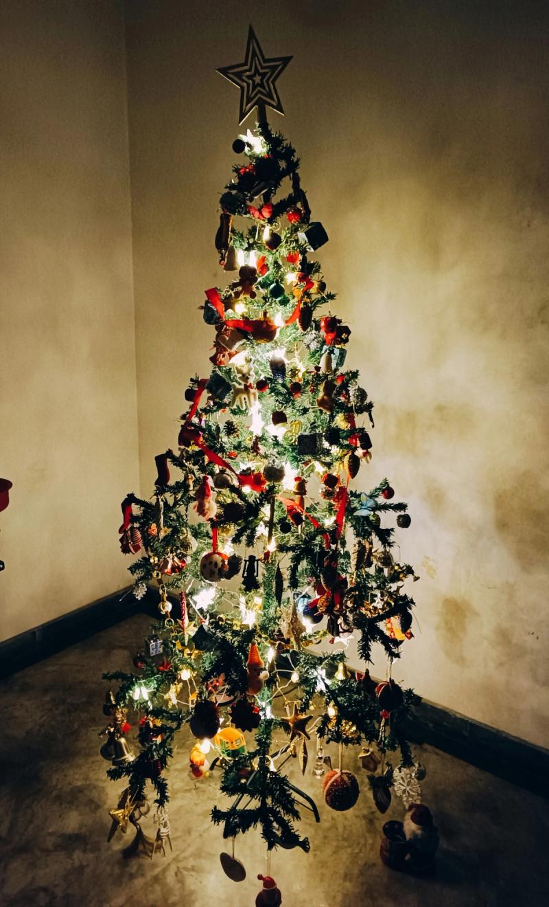 How To Decorate a Skinny Christmas Tree
