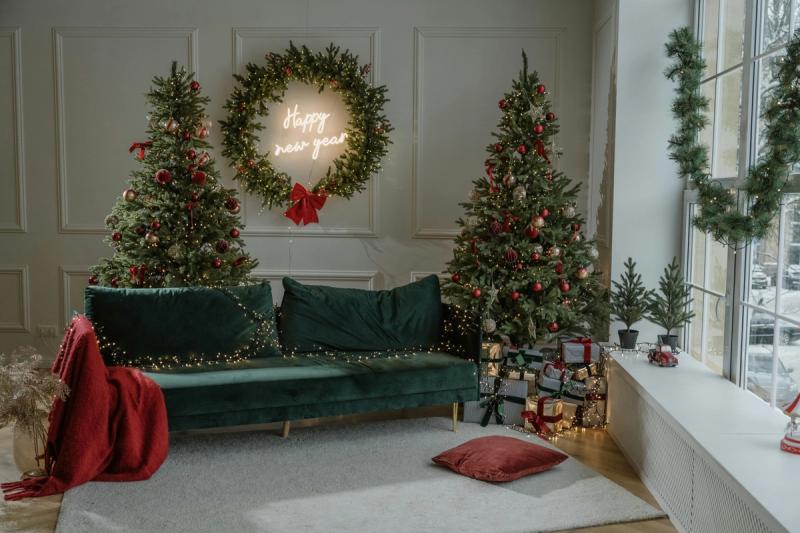 Christmas Living Room Decorating: The Two Dominant Christmas Aesthetics of 2025