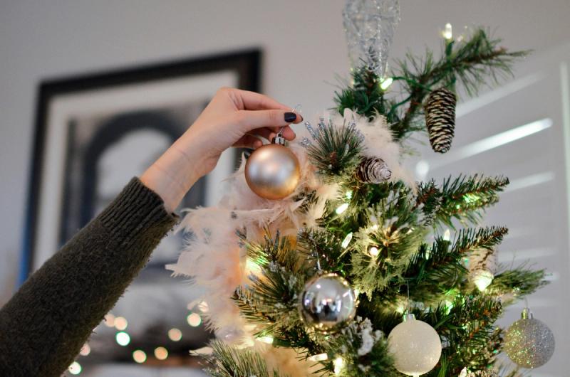 Classic Christmas Tree Decorations: How to Decorate a Classic Christmas Tree