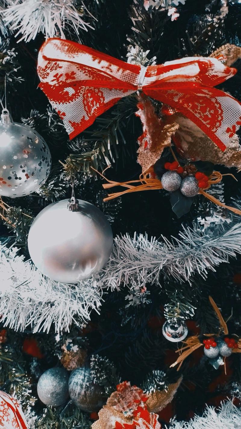 How To Decorate a Christmas Tree with Garland