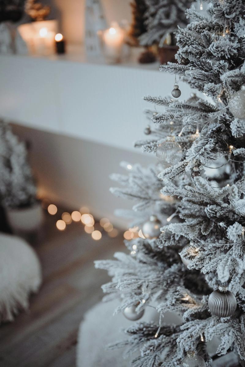 How To Decorate a White Christmas Tree