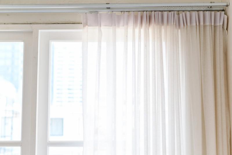 20 Simplistic Living Room Curtain Ideas to Try This Year: Sheer Curtains
