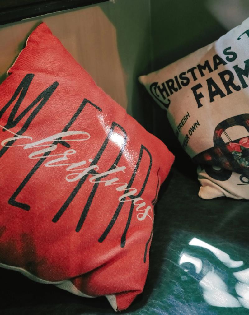 All Things Snug Christmas Living Room Decoration: Quick Christmas Changes That Immediately Feel Festive
