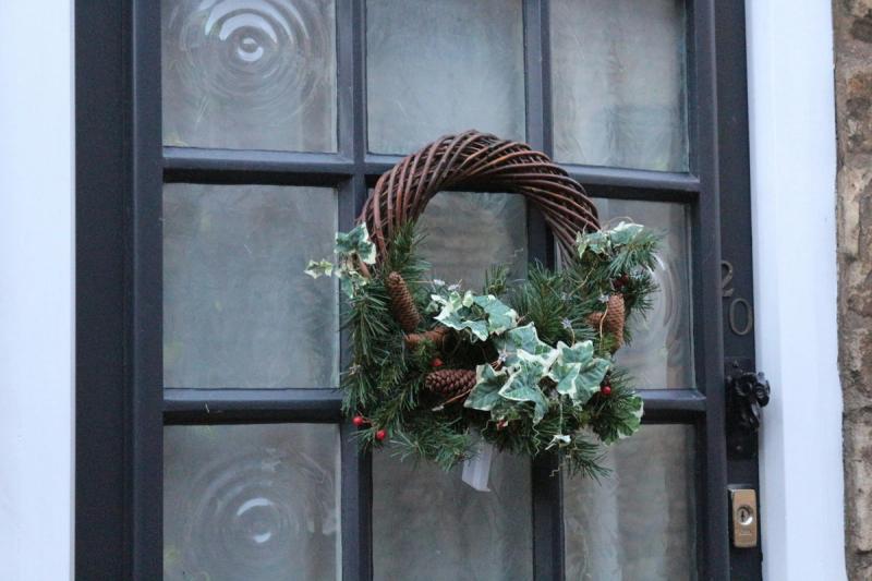 Christmas Wreath Ideas _ Asymmetric Cascade Wreaths (One-Sided Greenery)