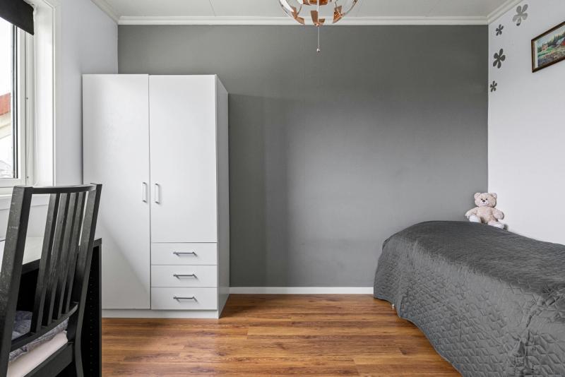 Bedroom makeover with a painted accent wall, by PlaDomus Interior Design App