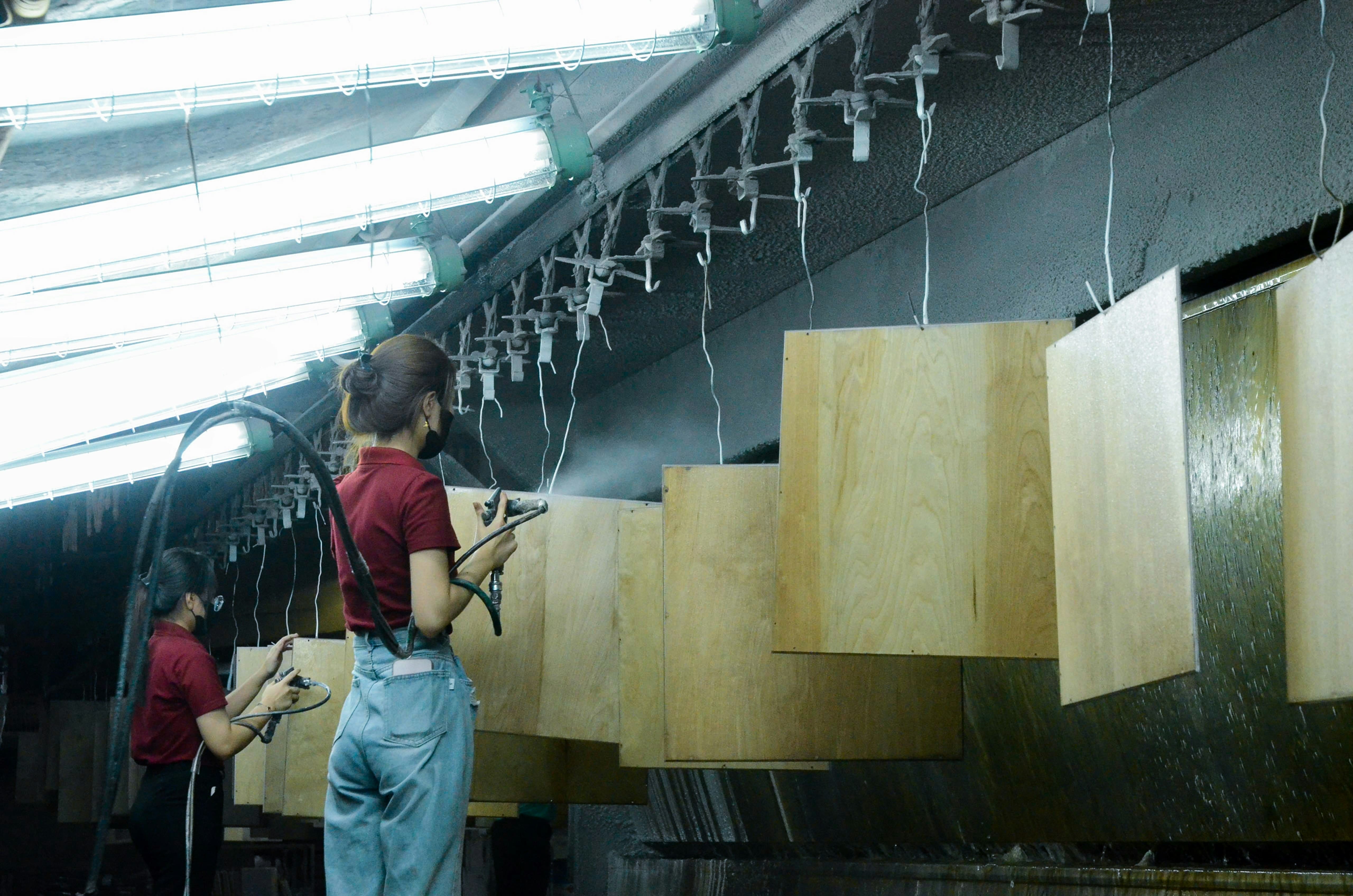 Should You Paint or Spray Your Cabinets?